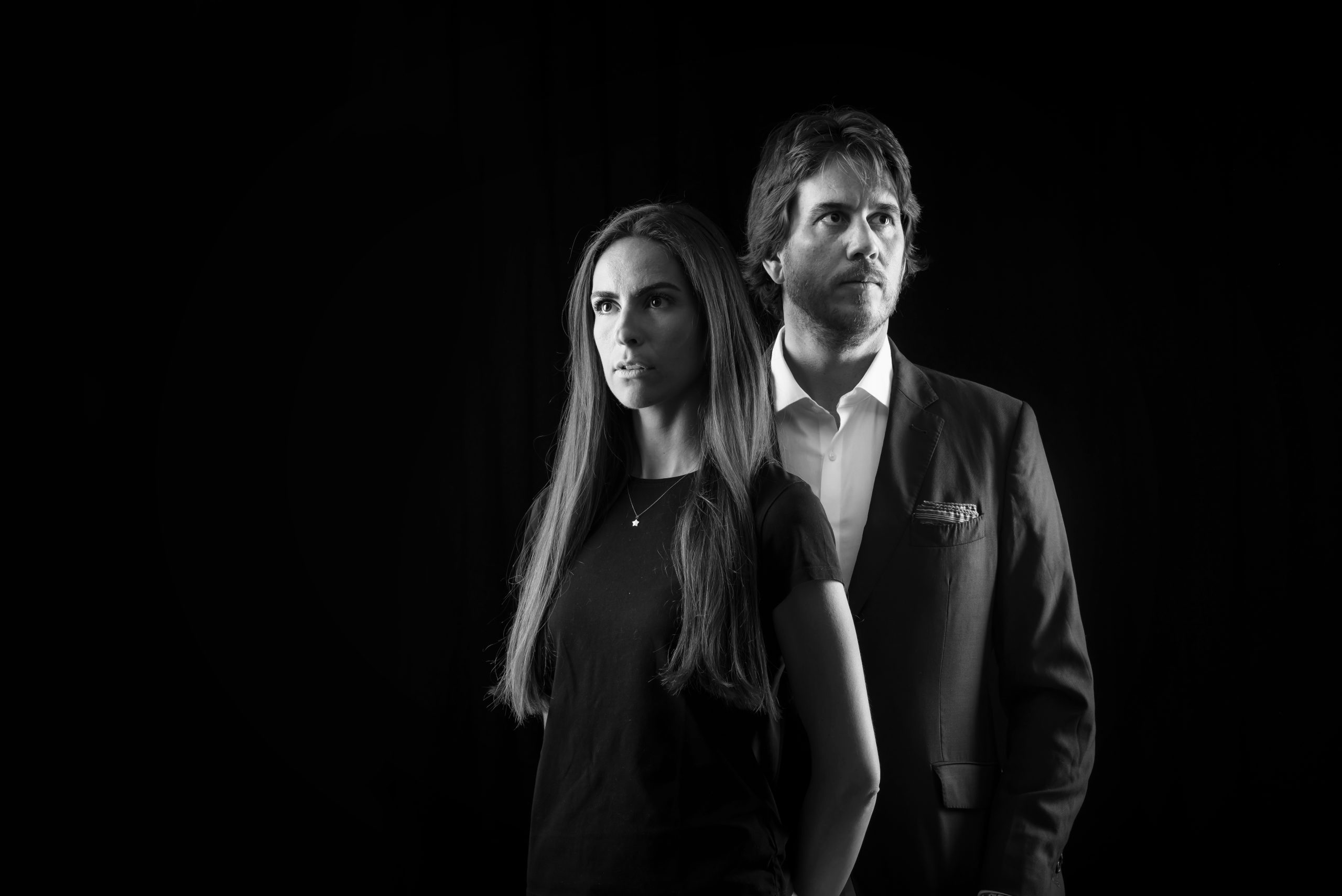 Fran Canabal y Estíbaliz Pereira posando con gesto serio en fotografía en blanco y negro para Millonario Emocional