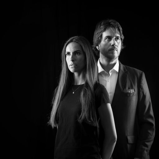 Fran Canabal y Estíbaliz Pereira posando con gesto serio en fotografía en blanco y negro para Millonario Emocional